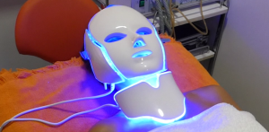 Tratamiento de acné con fotototerapia con máscara LED
